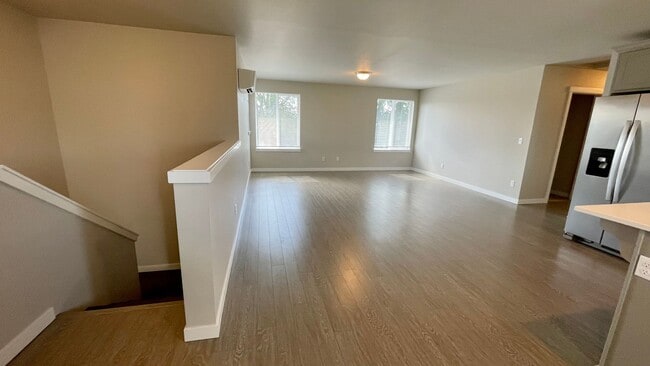 Building Photo - Beautiful 3 Bedroom Duplex with Garage!