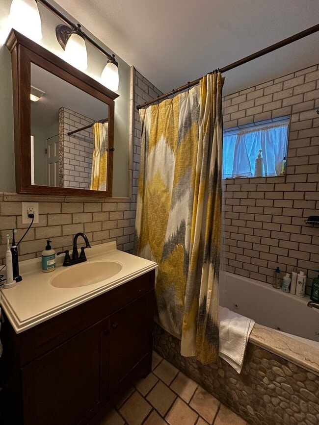 Building Photo - Spacious 3 Bed | 2 Bath in Prime Somerville Location with 2 parking!