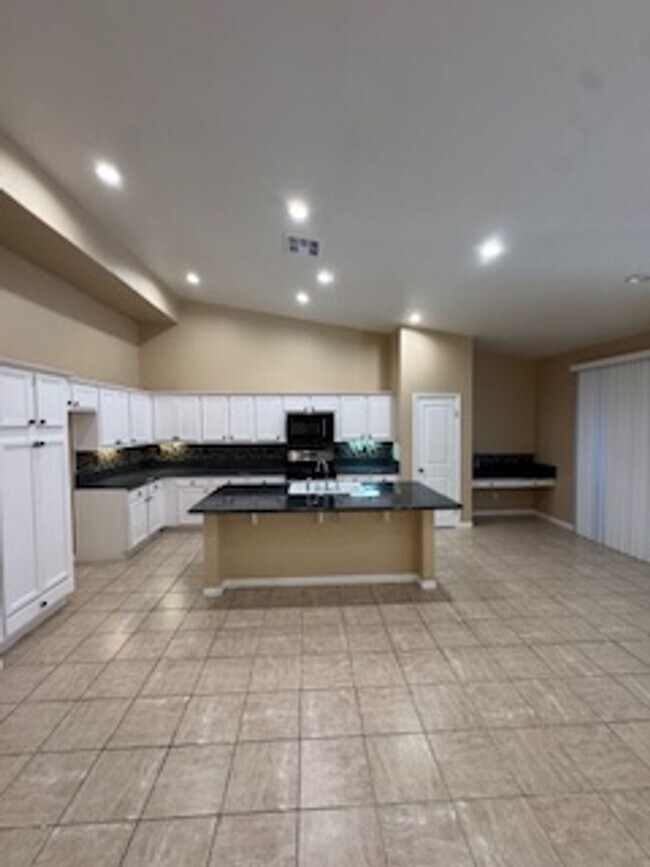 Building Photo - Beautiful Home