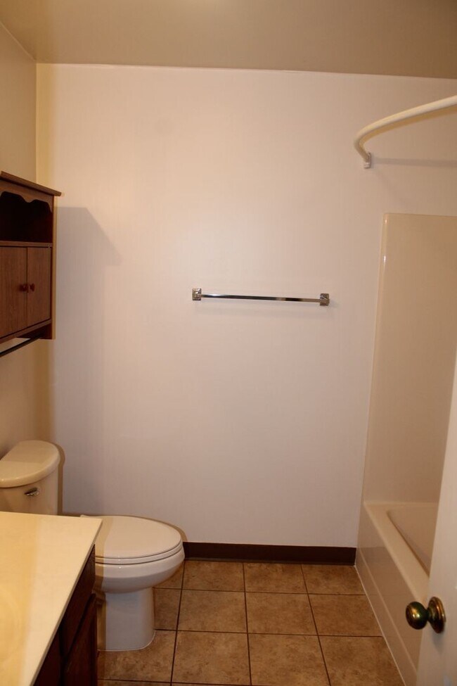 Building Photo - 2 Bedroom Townhome with Attached Garage