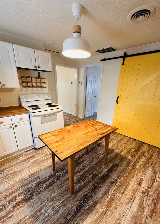 Building Photo - Well maintained home minutes from Uptown!