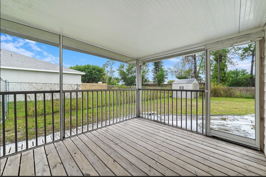 Building Photo - 181 SE Fallon Dr
