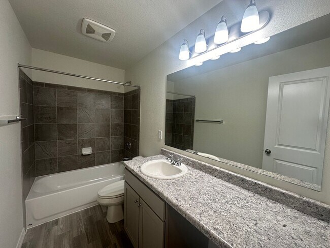 Building Photo - Modern 3-Bed, 3-Bath Home in District 20!!