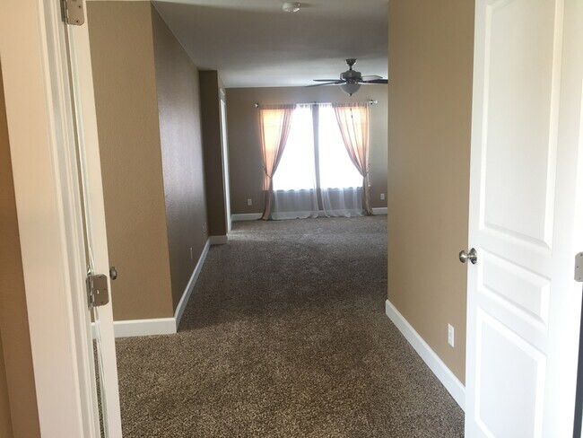 Building Photo - Gorgeous Stapleton Townhome!