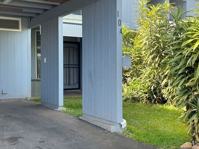 Building Photo - Renovated 3 bedroom, 2.5 bath split level ...