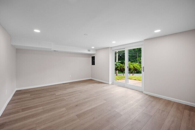 Building Photo - 857 Green Valley Dr