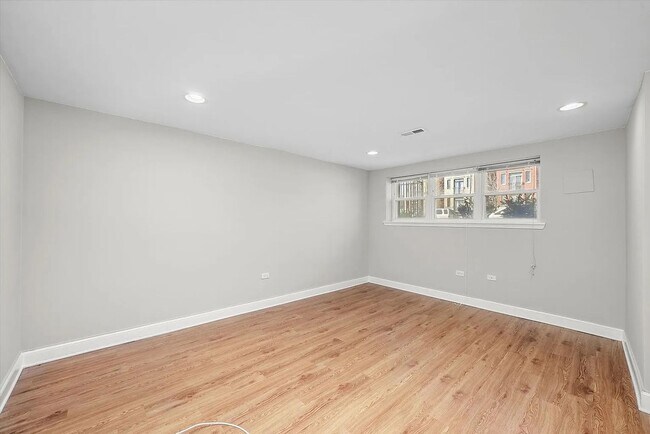 Building Photo - Charming 2BR Garden Unit in Bronzeville