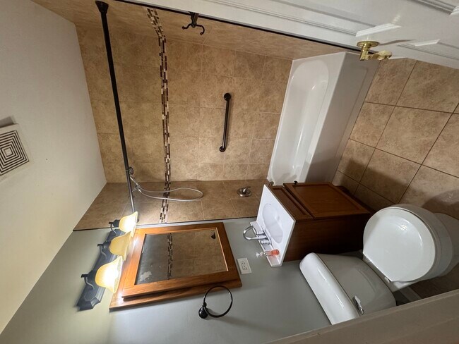 Building Photo - 202 E Streamwood Blvd