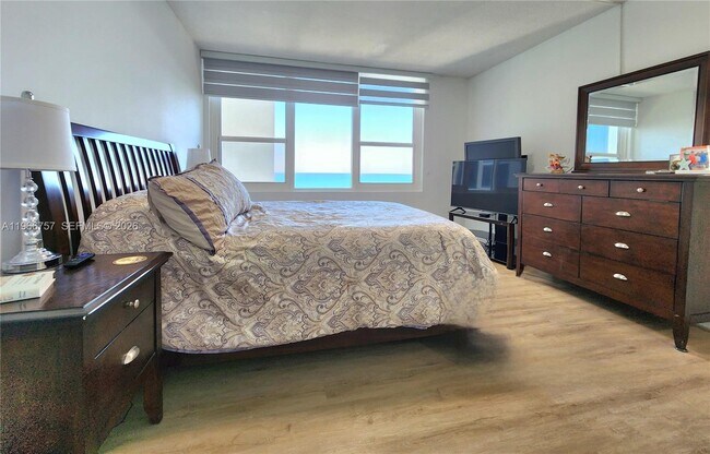 Building Photo - 3505 S Ocean Dr