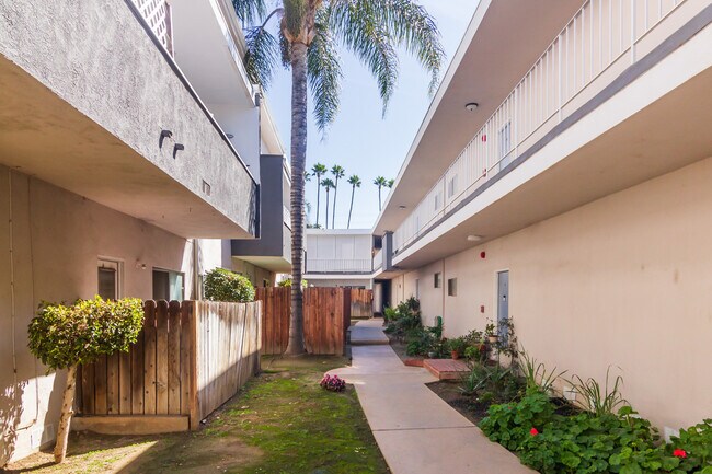 Building Photo - 8601 Balboa Blvd