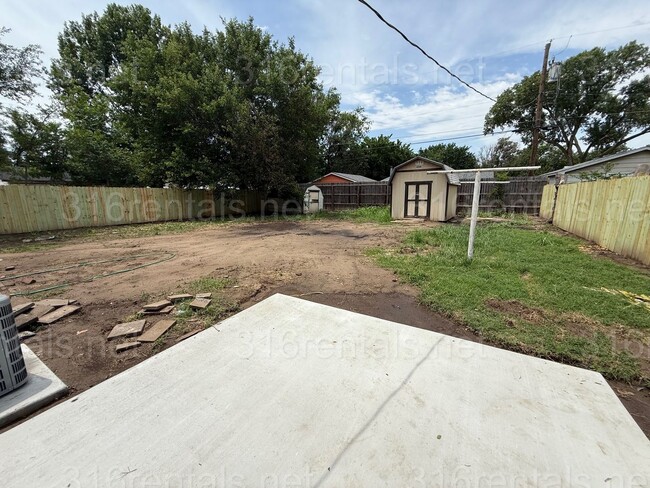 Building Photo - $1350 - 3 bedroom / 1 bathroom - Newly Rem...