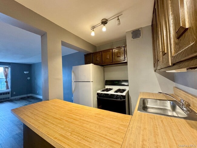 Building Photo - 68-20 Selfridge St