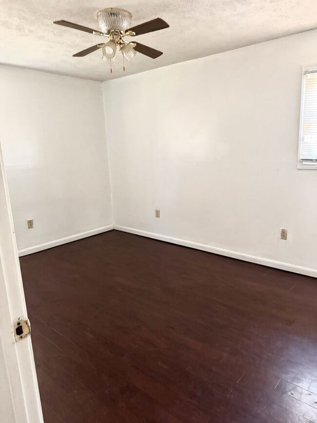 Building Photo - 1654 Camellia Ln