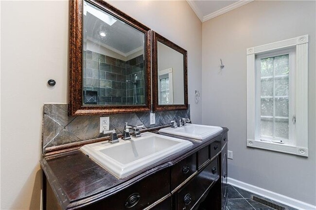 Building Photo - 2311 Pembrook Pl NE