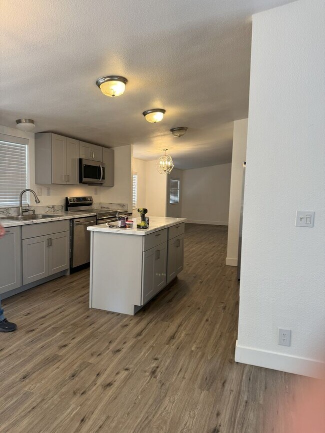 Building Photo - Large Echo home for rent