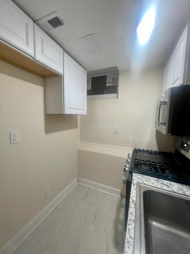 Building Photo - 416 Topeka Ave