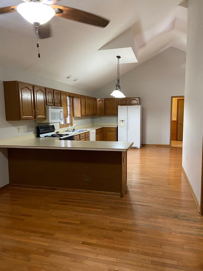 Building Photo - 558 Beachview Dr