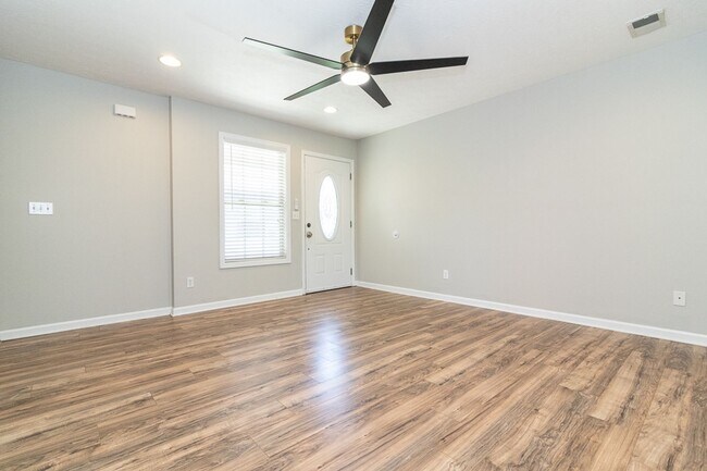 Building Photo - 134 Twin Lakes Dr