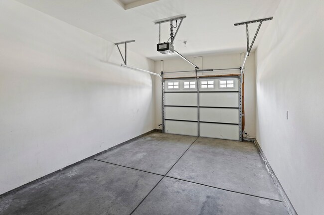 Building Photo - 3 bed/ 3.5 Bath Townhome in Cheney