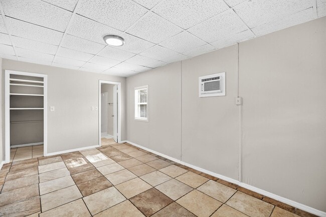 Building Photo - 619-629 Woodlawn St