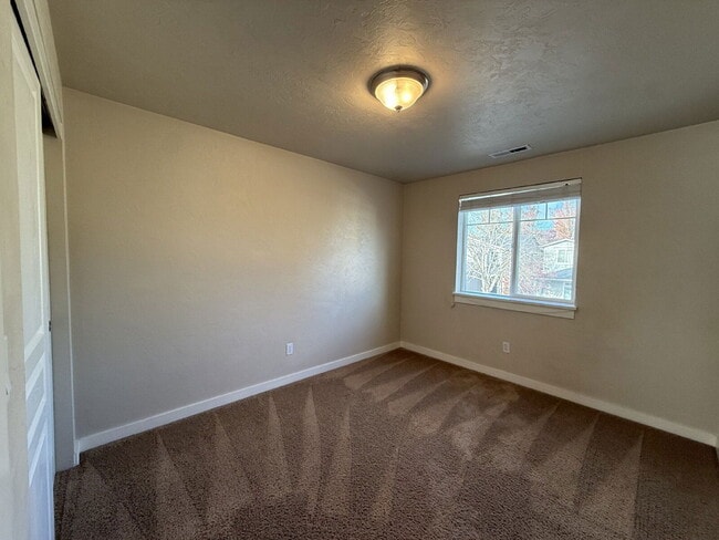 Building Photo - 2466 Mountain Terrace