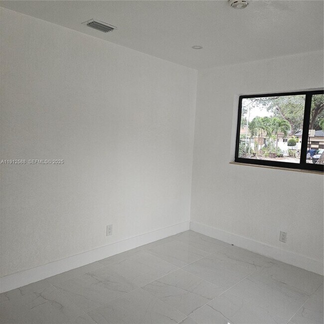 Building Photo - 14710 NE 5th Ct