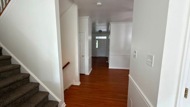Building Photo - 1071 King Way