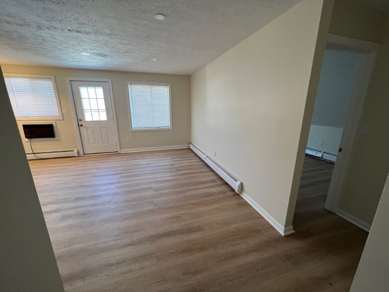 Building Photo - 891 Mammoth Rd