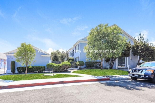 Building Photo - 2 Bedroom Fullerton Townhome