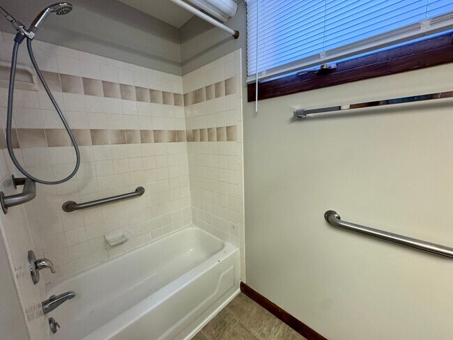 Building Photo - **DEPOSIT SPECIAL** 3 bedroom, 2 bath town...