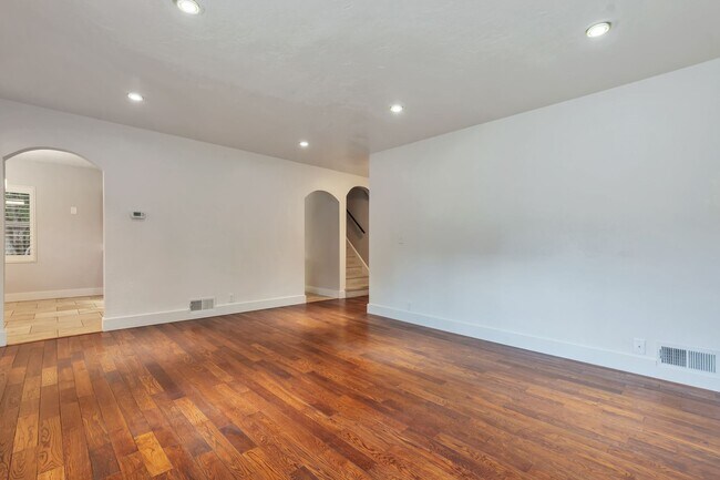 Building Photo - 4858 Viewmont St