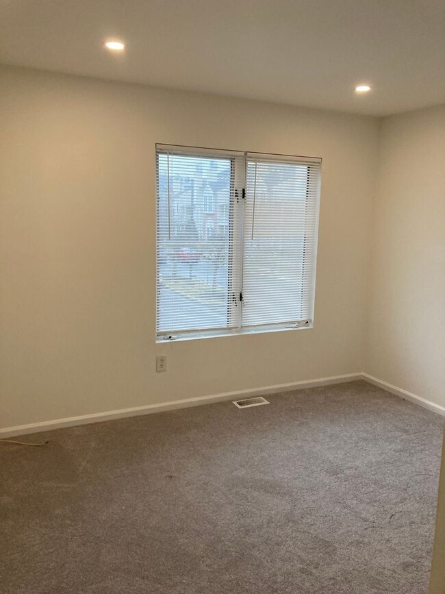 Building Photo - Renovated Crestwood Condo - 2 bedroom