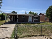 Building Photo - 404 S Spruce Ave