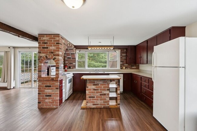Building Photo - 84 Pine Hill Rd N