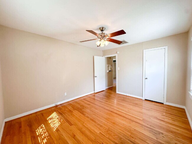 Building Photo - 2-bedroom, 1-bath home in Maxey Park!