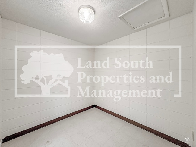 Building Photo - 725 E Lime St