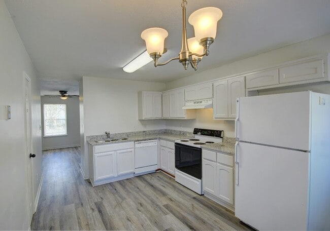 Building Photo - Beautiful 3 Bedroom 2 Bath Home in the Hea...