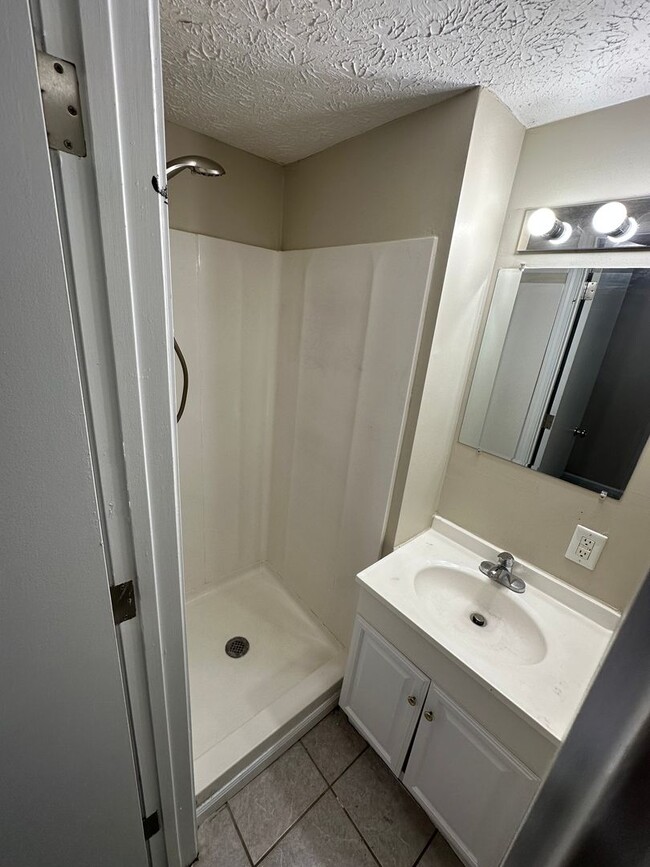 Building Photo - 3 Bed 2 Bath Home Located in Warren Township