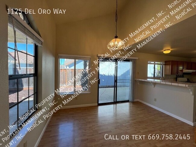Building Photo - 1125 Del Oro Way