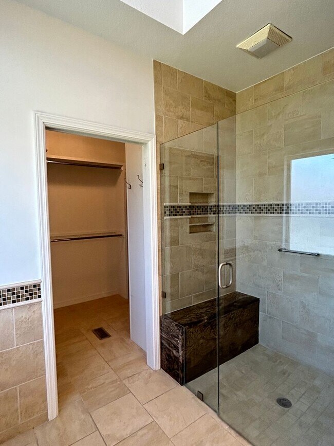 Building Photo - Stunning 4 bedroom, 3 bath home with a pool in beautiful Cedar Ridge!