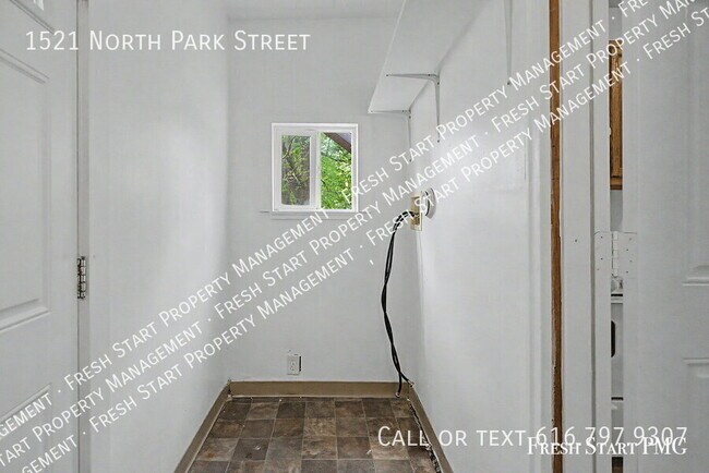 Building Photo - 1521 N Park St