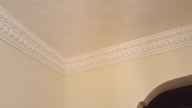 Original Dentil Crown Molding and Woodwork - 1103 S Crescent Heights Blvd