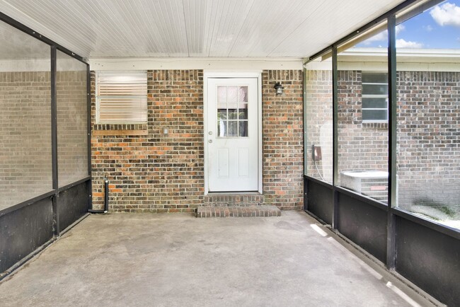 Building Photo - 4 Bed Home Close to NAS Pensacola