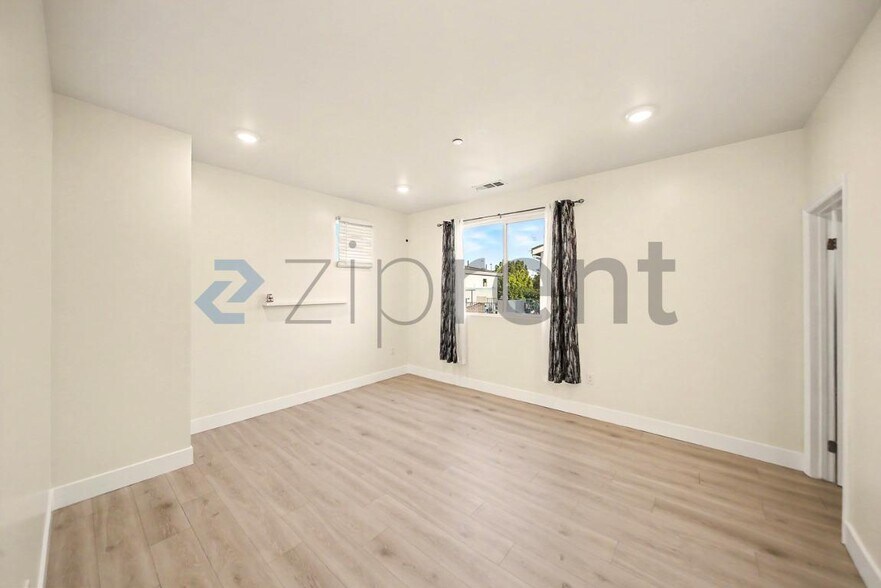 Building Photo - Unit