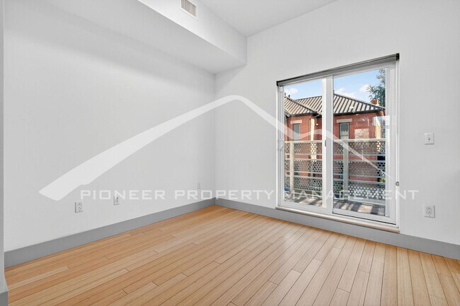 Building Photo - Stunning Condo with City Views and 2 Reser...