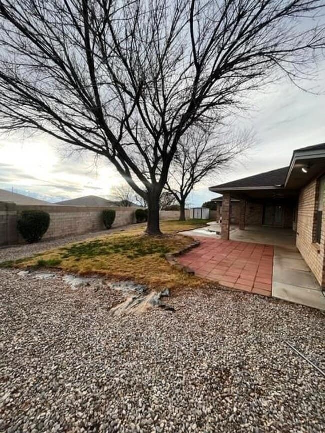 Building Photo - Golf Course Neighborhood