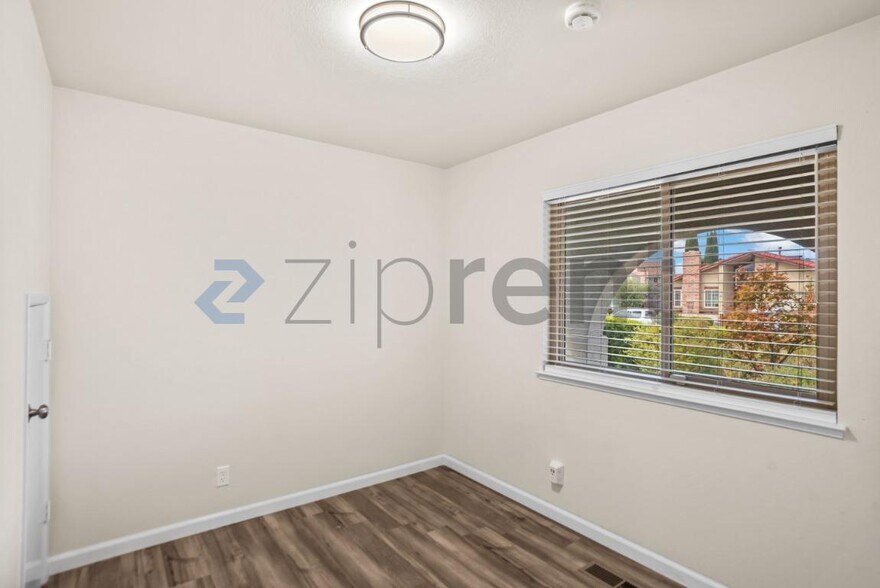 Building Photo - Unit