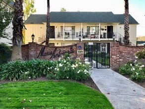 Building Photo - $1,650 Palm & Shaw, 2 Bedroom Condo - N Wi...