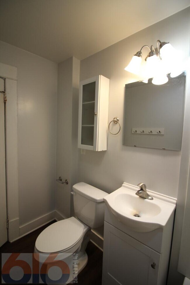 Building Photo - 243 Valley Ave NW