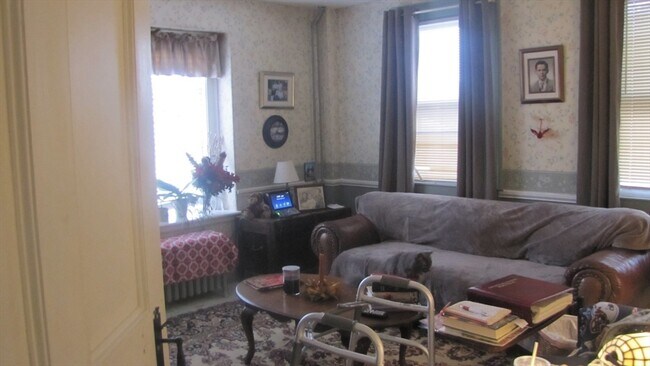 Building Photo - 1031 Main St